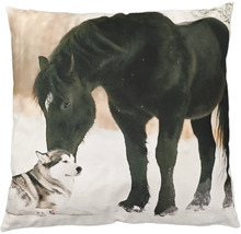 Quadratisches Zierkissen mit einem aufgedruckten Motiv von einem Pferd und einem Hund in einer verschneiten Winterlandschaft.