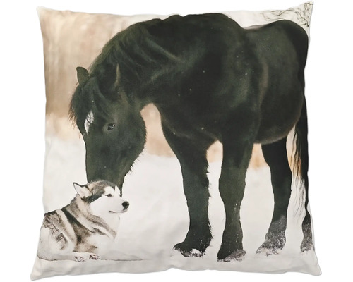 Quadratisches Zierkissen mit einem aufgedruckten Motiv von einem Pferd und einem Hund in einer verschneiten Winterlandschaft.