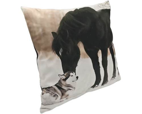 Quadratisches Dekokissen mit Fotodruck von einem Pferd und einem Hund in einer Winterlandschaft.