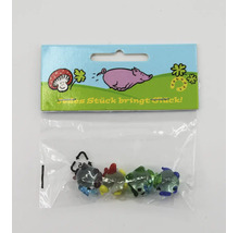 Set aus vier kleinen Glücksbringern aus Glas in einer Kunststoffverpackung mit der Aufschrift Jedes Stück bringt Glück