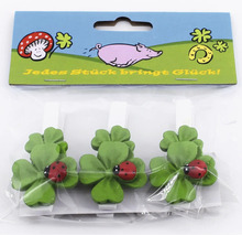 Drei Deko-Holzklammern mit Kleeblatt und Marienkäfer Motiv in Verpackung