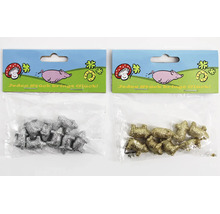 Zwei Packungen mit kleinen Glücksschweinen als Dekoration mit Glitzerbeschichtung in Silber und Gold