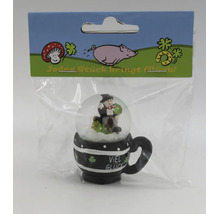 Schneekugel als Glücksbringer in Form einer Tasse mit Schornsteinfeger Figur in Kunststoffverpackung mit Aufdruck Jedes Stück bringt Glück