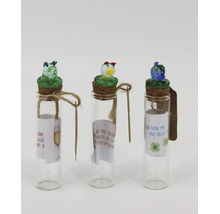 Drei kleine Glasröhrchen mit Korkstopfen, verziert mit kleinen Glücksschwein-Figuren und eingerollten Botschaften als dekoratives Geschenk.