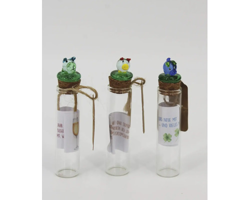 Drei kleine Glasröhrchen mit Korkstopfen, verziert mit kleinen Glücksschwein-Figuren und eingerollten Botschaften als dekoratives Geschenk.