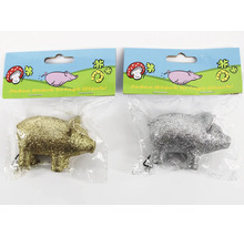Zwei Schweinchen als Glücksbringer mit Glitteroberfläche in Kunststoffverpackung