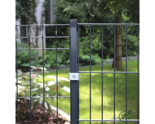 Doppelstabmattenzaun mit Zaunpfosten und Montageklemme vor einem Garten