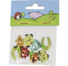 Set mit Glücksbringern in verschiedenen Formen wie Hufeisen, Marienkäfer und Pilz, verpackt in einer Kunststofftüte mit Aufhänger.