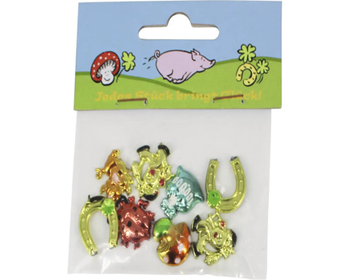 Set mit Glücksbringern in verschiedenen Formen wie Hufeisen, Marienkäfer und Pilz, verpackt in einer Kunststofftüte mit Aufhänger.