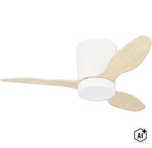 Deckenventilator mit drei Flügeln in Holzoptik und runder Motoreinheit (Image AI modified or generated)