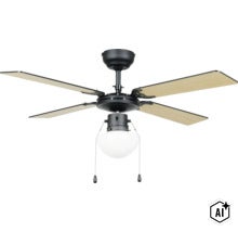 Deckenventilator mit Beleuchtung und vier Flügeln inklusive Zugschalter für die Deckenmontage (Image AI modified or generated)