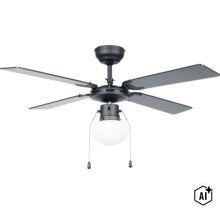 Deckenventilator mit Lampe und vier Flügeln sowie Zugschalter zur Steuerung von Licht und Ventilatorgeschwindigkeit (Image AI modified or generated)