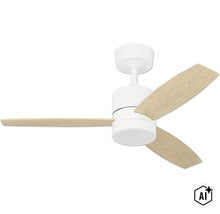 Deckenventilator mit drei Flügeln in Holzoptik und Gehäuse (Image AI modified or generated)