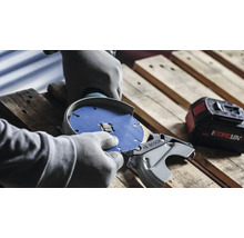 Person mit Handschuhen beim Wechseln der Trennscheibe eines Bosch Akku Winkelschleifers auf einer Holzpalette