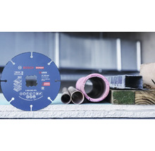 Bosch Expert Diamanttrennscheibe mit X-LOCK Aufnahme fuer verschiedene Materialien wie Holz, Kunststoff und Metall auf einer Werkbank.