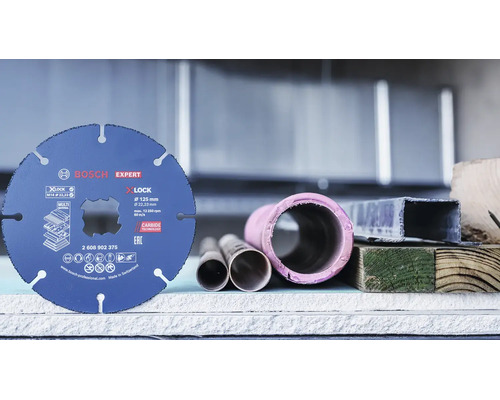 Bosch Expert Diamanttrennscheibe mit X-LOCK Aufnahme fuer verschiedene Materialien wie Holz, Kunststoff und Metall auf einer Werkbank.