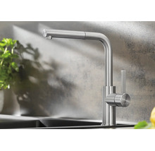 Moderne Küchenarmatur aus Edelstahl mit schwenkbarem Auslauf und seitlichem Hebel für die Bedienung.