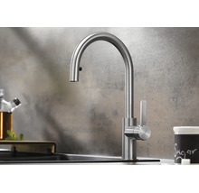 Moderne Küchenarmatur mit Ausziehbrause aus Edelstahl, Einhebelmischer für das Spülbecken.