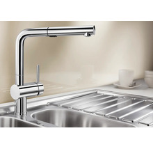 Moderne Küchenarmatur mit ausziehbarer Brause aus Metall in einer Spüle.