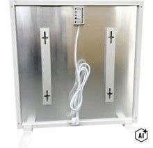 Rückseite einer Infrarotheizung mit Metalloberfläche, integrierter Wandhalterung, Netzkabel und Netzstecker für die Elektroinstallation. (Image AI modified or generated)