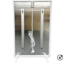 Rückseite einer Infrarotheizung mit Metalloberfläche, integrierten Montagehalterungen und Stromkabel mit Schutzkontaktstecker. (Image AI modified or generated)