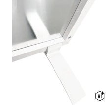 Detailansicht einer metallischen Wandhalterung für Regalböden in weiß. (Image AI modified or generated)