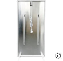 Rückseite einer Infrarotheizung mit Befestigungsschienen und Netzkabel mit Stecker (Image AI modified or generated)
