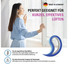 Eine Frau öffnet ein Fenster zum Lüften mit einem blauen Fensterfeststeller, Symbol für Made in Germany, Raumklima und Energieeinsparung.