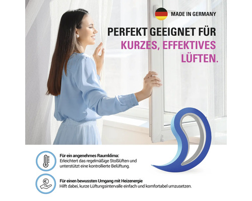 Eine Frau öffnet ein Fenster zum Lüften mit einem blauen Fensterfeststeller, Symbol für Made in Germany, Raumklima und Energieeinsparung.