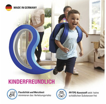 Kind mit Rucksack rennt durch den Flur, dazu ein Symbol fuer kinderfreundliches Material aus Kunststoff mit Flexibilitaet und Schadstofffreiheit.