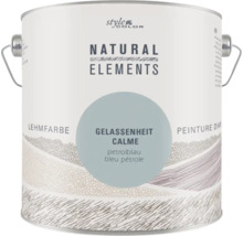 Eimer mit StyleColor Natural Elements Lehmfarbe in der Nuance Gelassenheit petrolblau zum Streichen von Wänden und Decken im Innenbereich.
