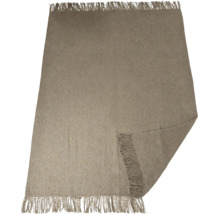 Eine rechteckige Tagesdecke aus Textil mit Fransen an den kurzen Seiten.
