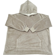Ein übergroßer Kapuzenpullover aus weichem Fleece Material mit Kängurutasche und Ärmelbündchen.