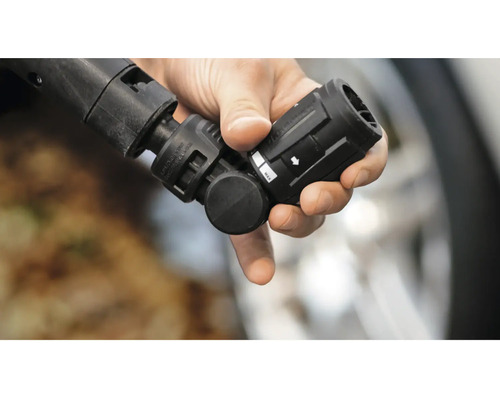 Eine Hand hält eine verstellbare Strahlrohrdüse für einen Hochdruckreiniger zur Fahrzeugreinigung.