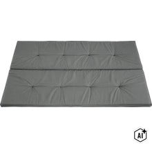 Rechteckiges Loungekissen mit Knopfsteppung als Auflage für Gartenmöbel (Image AI modified or generated)