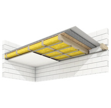 Querschnitt einer gedämmten Zimmerdecke mit Holzbalkenlage, Dämmmaterial und abgehängter Deckenverkleidung aus Gipskartonplatten.