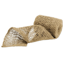 Eine Rolle aus grobem Jute-Gewebe für Dekoration und Bastelarbeiten.