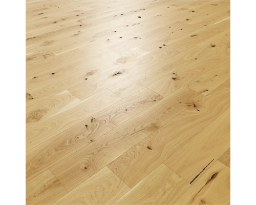 Holzdielenboden aus Eiche mit natürlicher Maserung und Astlöchern verlegt als Parkett.