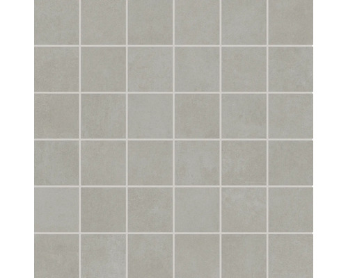 Quadratische Fliesenmatte mit kleinen Fliesen in Betonoptik für Wand und Boden.