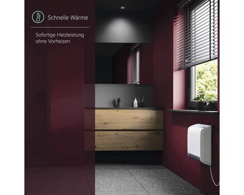 Ein moderner elektrischer Wandheizlüfter im Badezimmer montiert sorgt für sofortige Wärme ohne Vorheizen.