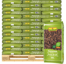 FloraSelf Pinienrinde fein Körnung 7 bis 15 Millimeter im 50 Liter Sack auf einer Europalette als dekorative Gartenabdeckung für Pflanzenbeete.