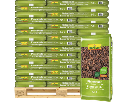 FloraSelf Pinienrinde fein Körnung 7 bis 15 Millimeter im 50 Liter Sack auf einer Europalette als dekorative Gartenabdeckung für Pflanzenbeete.
