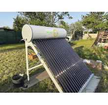 Vakuumrohrenkollektor von Green Tech zur Warmwasserbereitung im Garten auf einem Metallgestell montiert.