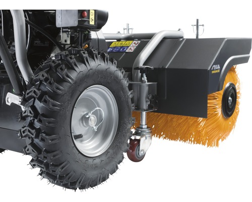 Detailansicht einer Kehrmaschine mit Bürste und Reifen