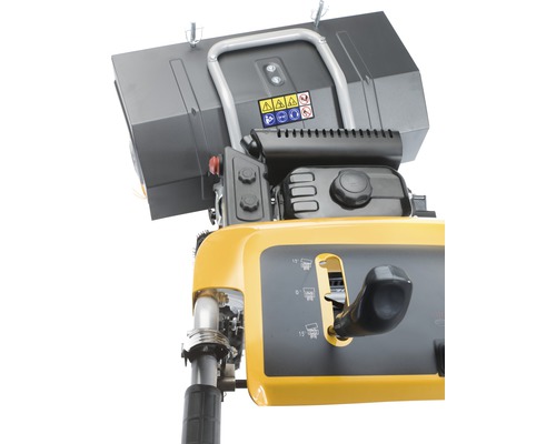 Detailansicht einer Kehrmaschine mit Bedienelementen zur Anpassung des Kehrwinkels