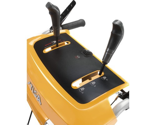 Bedienfeld einer Schneefräse mit Hebeln und Schaltern