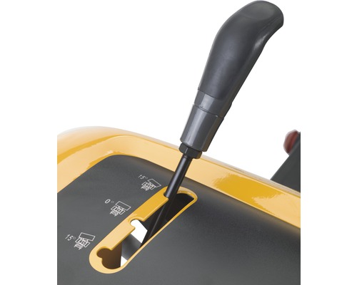 Detailansicht eines gelben und schwarzen Geräts mit einem Griff zur Winkelverstellung