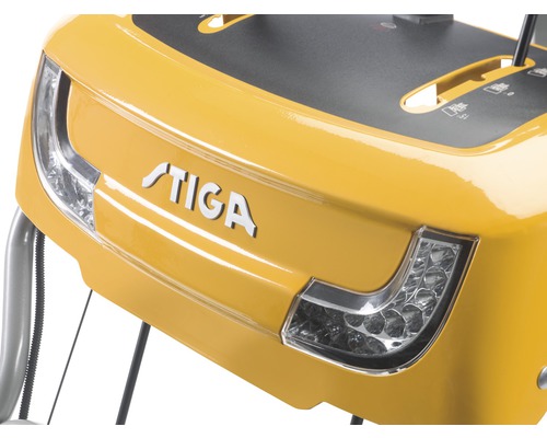 Detailaufnahme einer Schneefräse mit Stiga Logo und Scheinwerfern