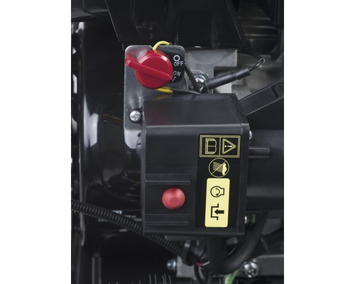 Nahaufnahme der Bedienelemente einer Maschine mit Schalter und Symbolen