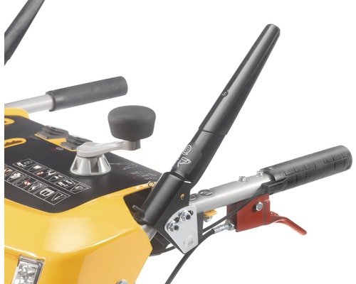 Detailansicht einer Schneefräse mit Bedienelementen und Griffen.